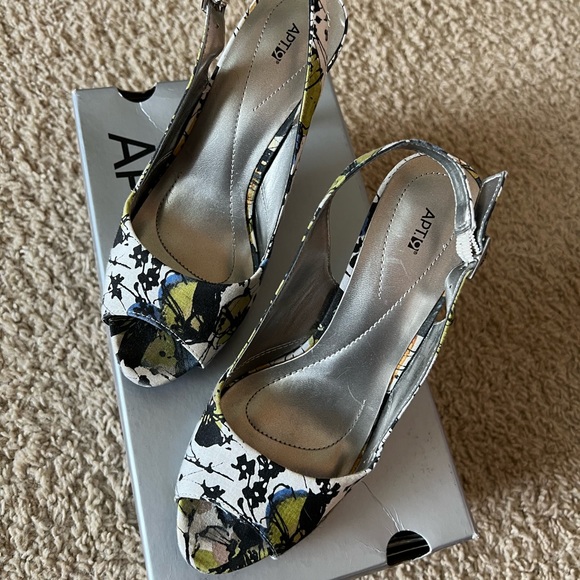 COPY - Hardly worn high heels.   Excellent condition. - Picture 2 of 5